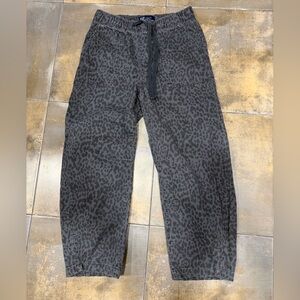 GAP Mid-Rise Barrel Jeans | S | Gray Leopard